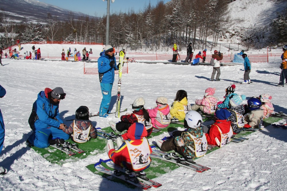 初めてのお子様はキッズパーク横のゲレンデにてレッスン