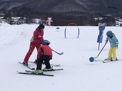 雪山で遊びながらスキーの長さや重さに慣れていきます